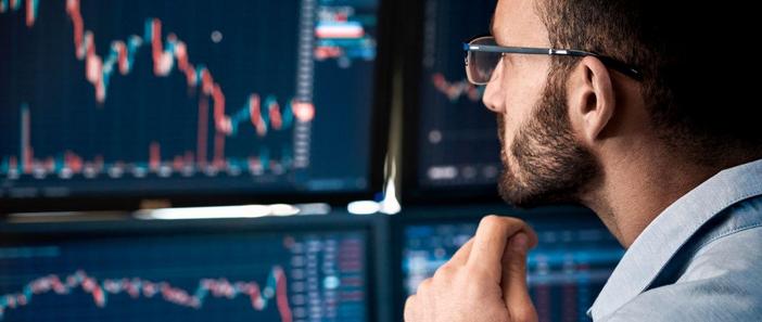 Ein Mann betrachtet einen Aktienkurse